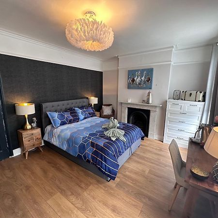 Large Bedroom In Beautiful House Лондон Экстерьер фото